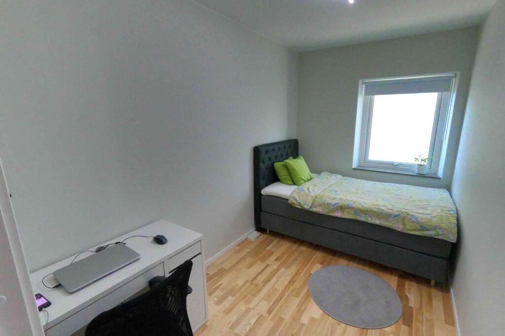 A Private Room in an apartment Göteborg Exterior foto